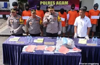 Kapolres Agam AKBP Muhammad Agus Hidayat bersama jajaran melaksanakan press release pengungkapan kasus tindak pidana penyalahgunaan narkoba di depan kantor Polres Agam, Rabu (12/2)-- mursyidi