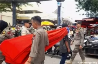 Personel Satpol PP Padang saat menertibkan pedagang di sejumlah lokasi. (ist)