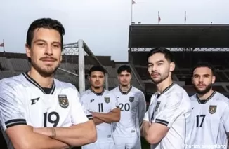 Pemain Timnas Indonesia berpose dengan jersey baru skuad Garuda. (ig/@erspo.official)