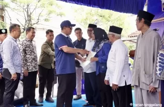 Menteri ATR/BPN, Nusron Wahid, menyerahkan lima Sertifikat Hak Guna Bangunan (HGB) kepada masyarakat Kampung Nelayan Komplek Bermis RW 11, Kecamatan Penjaringan, Jakarta Utara pada Minggu (16/2/2025)