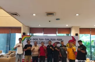 SPONSORSHIP- Dirut Bank Nagari Gusti Candra dan Dirut PT KSSP, Win Bernadino memperlihatkan naskah Penandatanganan Perjanjian Kerjasama antara Bank Nagari dengan PT KSSP, Kamis (6/2) siang.