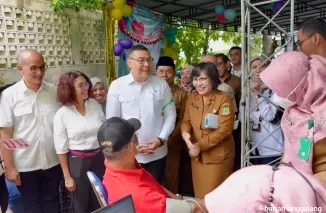 Wamen Ossy meninjau Program Cek Kesehatan Gratis sebagai wujud pelayanan kesehatan masyarakat. (ist)