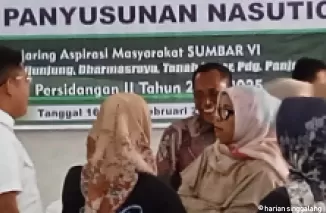 Anggota DPRD Sumbar dari PKB, Bagas Panyusunan Nasution tengah melanjutkan perbincang dengan warga usai acara pertemuan.(armadison)