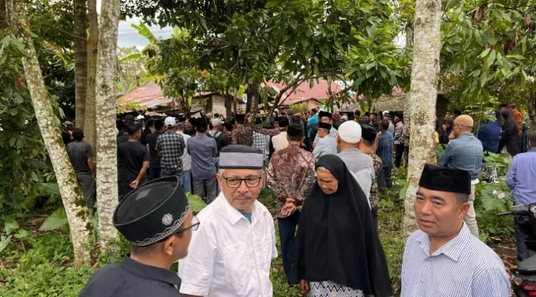 Ratusan karib kerabat menghadiri prosesi pemakaman Muhammad Bayu Tullah Vesky (ist)