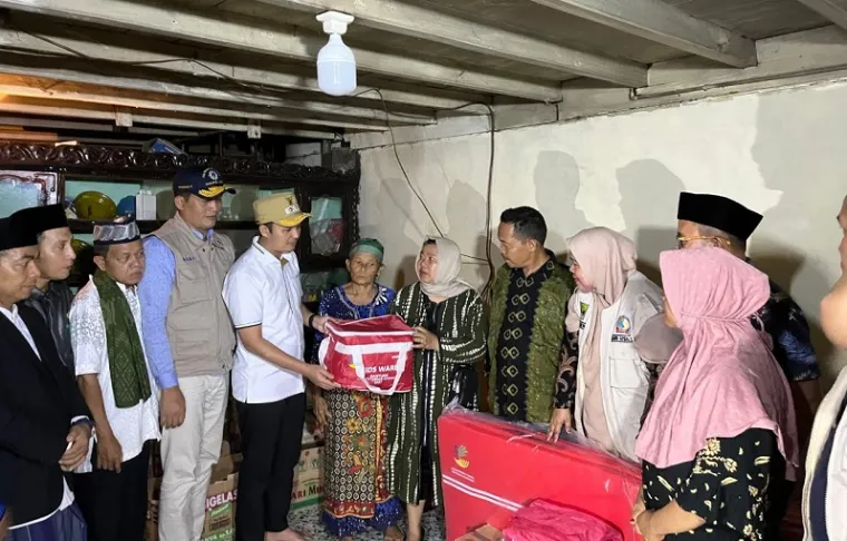 Wakil Bupati Padang Pariaman antarkan bantuan. (ist)