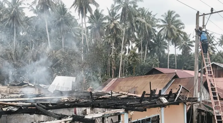 Inilah sebagian dari bangunan rumah warga yang terbakar di Kampuang Tangah Gantian, Nagari Kudu Gantiang, Kecamatan V Koto Timur, Padang Pariaman, Selasa (11/3) sore. -(Ist)