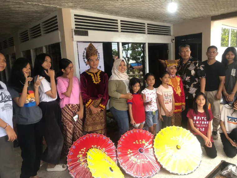 Staf TJSL PT Semen Padang, Nurwan menyerahkan bantuan pada Sanggar Budaya Indarung, Ist