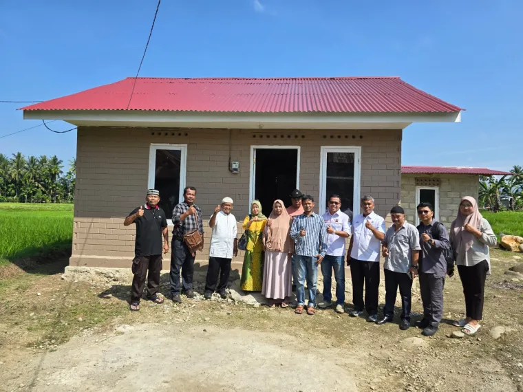 Warga Koto Lalan menerima rumah baru mereka dari PT Semen Padang melalui program bedah rumah yang digagas oleh Forum Nagari Kelurahan Koto Lalang, Selasa (11/3/2025) siang. Ist