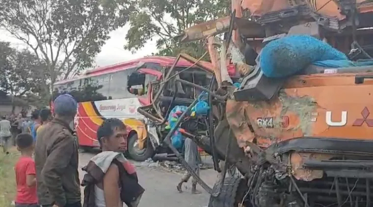 Gumarang vs Truk di Cupak Solok, Tiga Orang Luka-luka