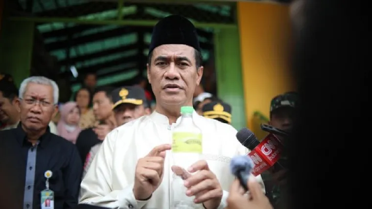 Menteri Pertanian (Mentan) Andi Amran Sulaiman temukan Minyakita kemasan 1 liter disunat jadi cuma 750 ml (Foto: Dok. Kementan)