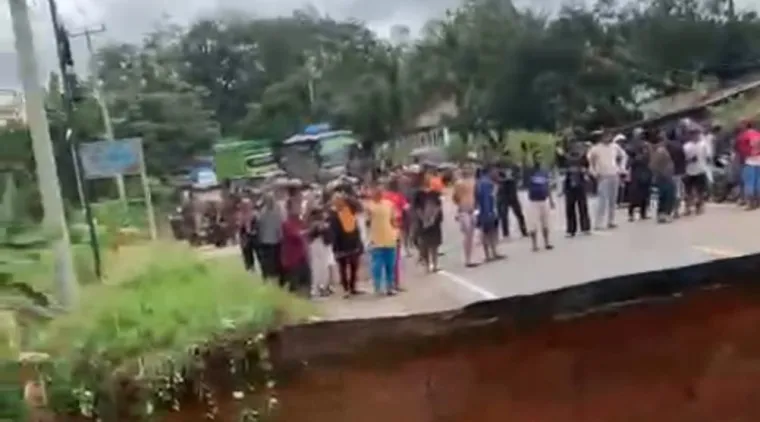 Jalan Nasional Lintas Sumatera Ambruk,  Padang-Jambi Putus