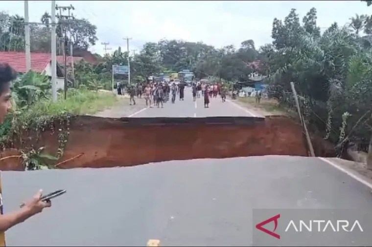 Jambi Perbaiki Jalan Alternatif Pengganti Jalinsum yang Putus