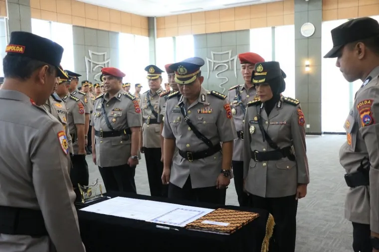 Kapolda Sumbar Irjen Pol Gatot Suryanta melantik dan menyerahterimakan jabatan para pejabat utama saat sertijab di Mapolda Sumbar, Rabu (19/3).