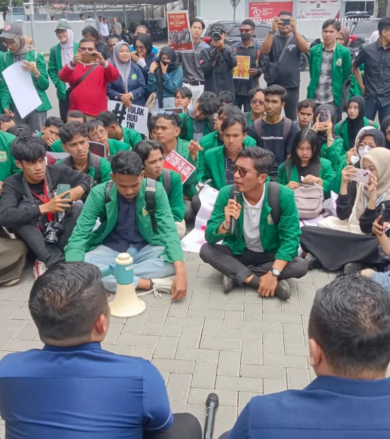 Para mahasiswa yang menjadi bagian pengunjuk rasa dari koalisi masyarakat sipil Sumatera Barat saat berdiskusi dengan unsur pimpinan DPRD, Kamis (20/3) di depan gedung DPRD Sumbar-ist