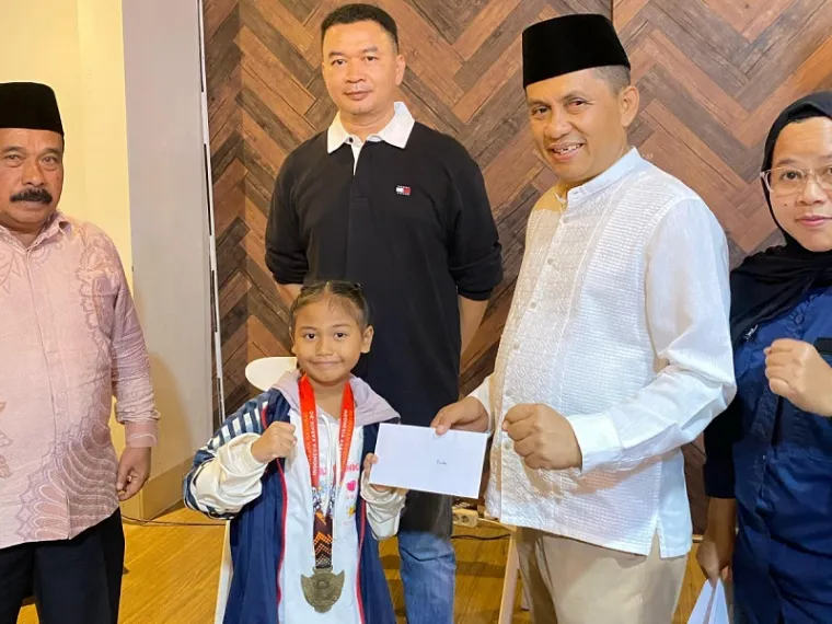 Penyerahan oleh Ketua Pengprov Inkado Sumbar, Evi Yandri Rajo Budiman kepada salah seorang karateka dari Dojo Bushido. Penyerahan bonus didampingi Ketua Dojo Bushido Dr Putranesia Thaha serta Dewan Guru Shihan Jasman, dan Sensei Martinel Prihastuti saat b