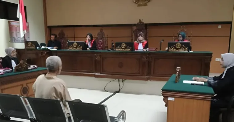 Sofyan Hadi, mamak rumah yang bunuh sumando di Desa Silungkang Duo tengah mengikuti persidangan di Pengadilan Negeri Sawahlunto. (armadison)