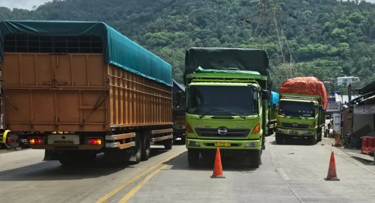 Pembatasan operasional truk angkutan barang dengan sumbu 3 atau lebih, mobil barang dengan kereta tempelan, kereta gandengan, serta mobil barang yang mengangkut hasil galian, tambang, juga bahan bangunan.