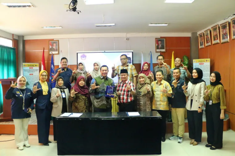 Penandatanganan kerjasama antara Area Head Bank Madiri Padang Oktariza dengan Rektor UPGRISBA Prof. Dr. H. Ansofino. (Ist)