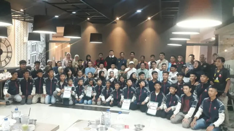 Ketua Umum Pengprov Inkado Sumbar, Evi Yandri didampingi jajaran pengurus, foto bersama dengan karateka Inkado yang bertarung di Kejurnas 2025 usai buka bersama sekaligus penyerahan bonus, Senin malam.