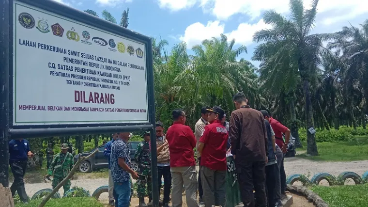 Satgas PKH memasang plang tanda dilarangnya aktivitas perkebunan sawit di kawasan Agam, Sabtu (15/3).