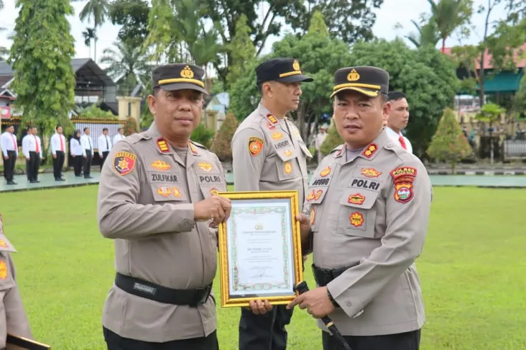 Kapolres Pasbar, AKBP Agung Tribawanto, S.Ik saat memberikan Reward terhadap Kapolsek Ranah Batahan, AKP Zulfikar, kemarin.(arafat)