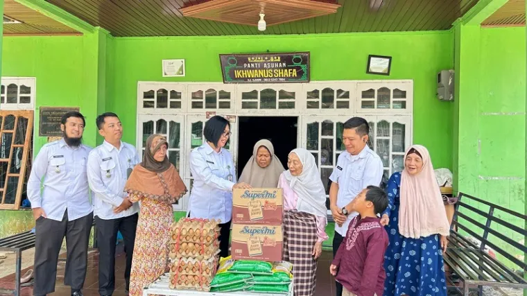 Semangat Ramadhan, Kakanwil Ditjenpas Serahkan Bansos Bapas Bukittinggi