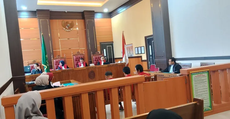 Ketiga terdakwa kasus narkotika jenis sabu saat mendengarkan tuntutan JPU dalam sidang yang digelar di Pengadilan Negeri Padang, Rabu (19/3). (wy)