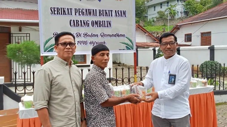 General Manager PT Bukit Asam Unit Peetambangan Ombilin (PTBA-UPO) Yulfaizon dan Ketua SPBA Cabang Ombilin Alman Syarif tengah memberikan pabukoan pada warga.(armadison)