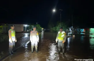 Anggota Polsek Ranah Batahan terus melakukan siaga, untuk memberikan pelayanan terhadap masyarakat yang terkena bencana banjir di wilayah tersebut. Kamis (13/3).(arafat)