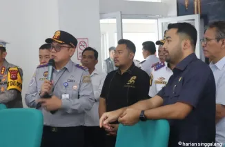 Anggota Komisi V DPR RI Zigo Rolanda saat meninjau Terminal Tipe A Anak Air Kota Padang dalam kunjungan kerja, Senin (24/3/2025). Ist