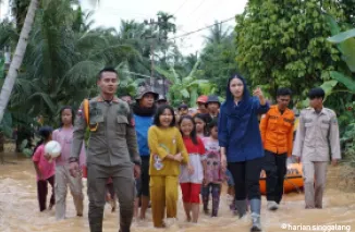 Bupati Annisa ketika meninjau banjir di Abai Siat, Kecamatan Koto Besar.