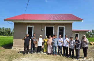 Warga Koto Lalan menerima rumah baru mereka dari PT Semen Padang melalui program bedah rumah yang digagas oleh Forum Nagari Kelurahan Koto Lalang, Selasa (11/3/2025) siang. Ist