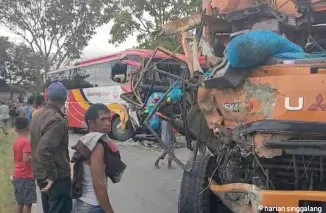 Gumarang vs Truk di Cupak Solok, Tiga Orang Luka-luka