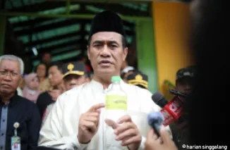 Menteri Pertanian (Mentan) Andi Amran Sulaiman temukan Minyakita kemasan 1 liter disunat jadi cuma 750 ml (Foto: Dok. Kementan)