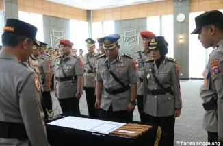 Kapolda Sumbar Irjen Pol Gatot Suryanta melantik dan menyerahterimakan jabatan para pejabat utama saat sertijab di Mapolda Sumbar, Rabu (19/3).