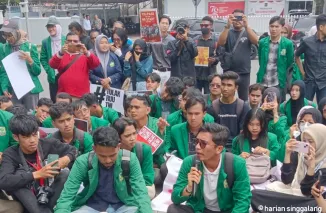 Para mahasiswa yang menjadi bagian pengunjuk rasa dari koalisi masyarakat sipil Sumatera Barat saat berdiskusi dengan unsur pimpinan DPRD, Kamis (20/3) di depan gedung DPRD Sumbar-ist