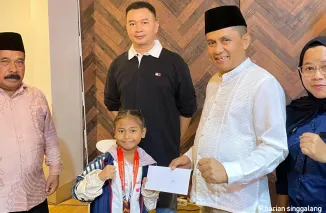 Penyerahan oleh Ketua Pengprov Inkado Sumbar, Evi Yandri Rajo Budiman kepada salah seorang karateka dari Dojo Bushido. Penyerahan bonus didampingi Ketua Dojo Bushido Dr Putranesia Thaha serta Dewan Guru Shihan Jasman, dan Sensei Martinel Prihastuti saat b