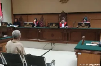 Sofyan Hadi, mamak rumah yang bunuh sumando di Desa Silungkang Duo tengah mengikuti persidangan di Pengadilan Negeri Sawahlunto. (armadison)