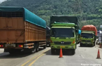 Pembatasan operasional truk angkutan barang dengan sumbu 3 atau lebih, mobil barang dengan kereta tempelan, kereta gandengan, serta mobil barang yang mengangkut hasil galian, tambang, juga bahan bangunan.