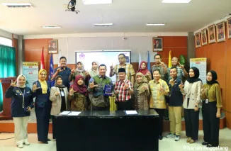 Penandatanganan kerjasama antara Area Head Bank Madiri Padang Oktariza dengan Rektor UPGRISBA Prof. Dr. H. Ansofino. (Ist)