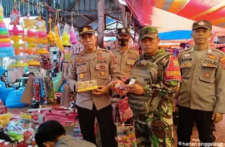 Petugas Amankan Puluhan Pack Petasan di Kinali