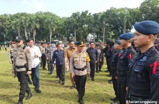 Kapolda Sumbar Irjen Pol Gatot Tri Suryanta memeriksa kesiapan personel saat apel Gelar Pasukan Operasi Ketupat Singgalang 2025 di RTH Imam Bonjol Padang, Kamis (20/3). Deri oktazulmi