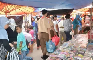 Pramuka Penegak ini tengah menggelar aksi sosial Ramadhan di Pasar Sawahlunto.(armadison)