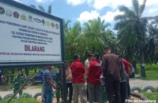 Satgas PKH memasang plang tanda dilarangnya aktivitas perkebunan sawit di kawasan Agam, Sabtu (15/3).