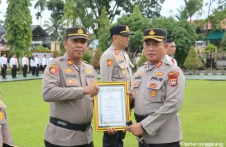 Kapolres Pasbar, AKBP Agung Tribawanto, S.Ik saat memberikan Reward terhadap Kapolsek Ranah Batahan, AKP Zulfikar, kemarin.(arafat)