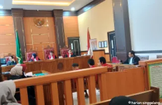 Ketiga terdakwa kasus narkotika jenis sabu saat mendengarkan tuntutan JPU dalam sidang yang digelar di Pengadilan Negeri Padang, Rabu (19/3). (wy)