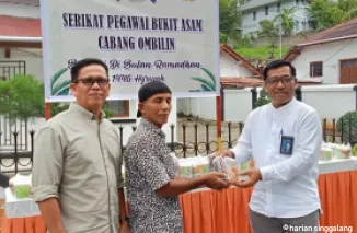 General Manager PT Bukit Asam Unit Peetambangan Ombilin (PTBA-UPO) Yulfaizon dan Ketua SPBA Cabang Ombilin Alman Syarif tengah memberikan pabukoan pada warga.(armadison)