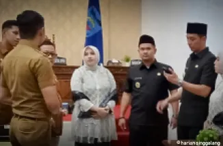 Walikota Riyanda Putra dan Wakil Walikota  Jeffry Hibatullah berbincang dengan Sekretaris dewan Dedi Syahendry usai rapat paripurna di DPRD Sawahlunto.(armadison)