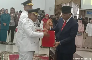 Gubernur Sumatera Barat, Mahyeldi Ansharullah saat melanti Bupati dan Wakil Bupati Pasbar, H. Yulianto - H. M, Ihpan di kantor Gubernur Sumbar, Selasa (25/3). (arafat)